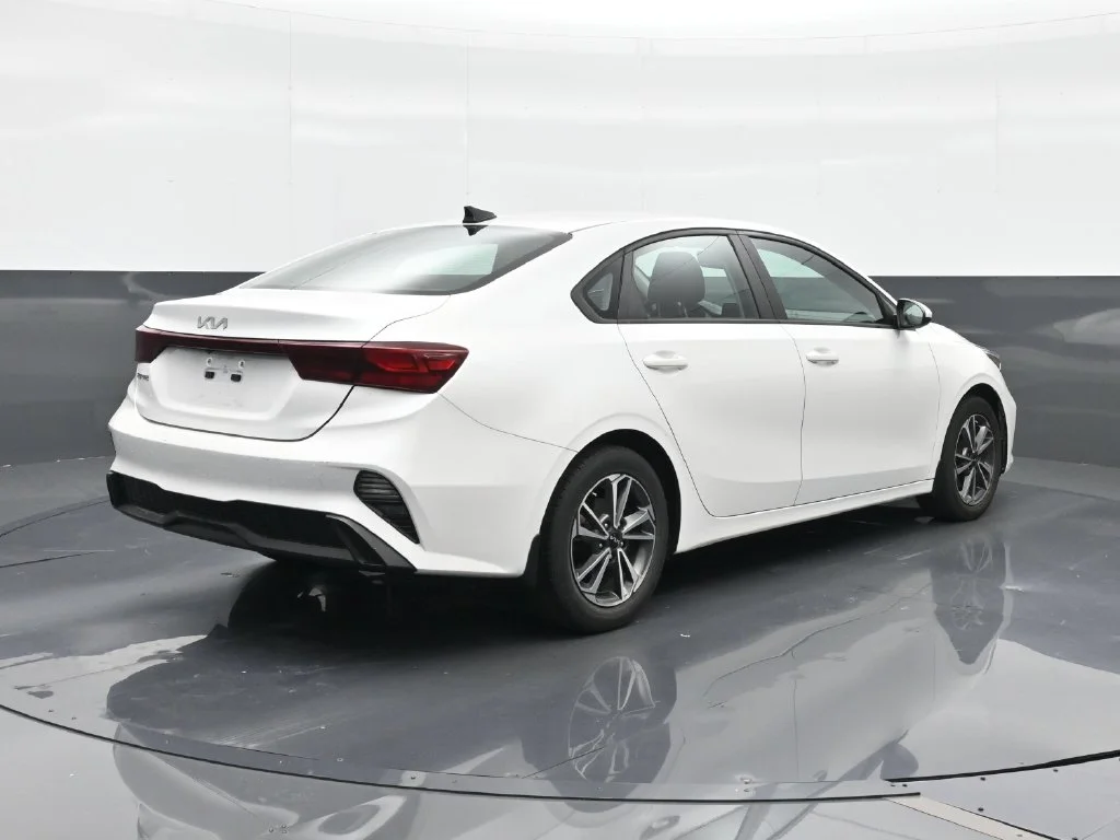 Used 2023 White Kia LXS image 5