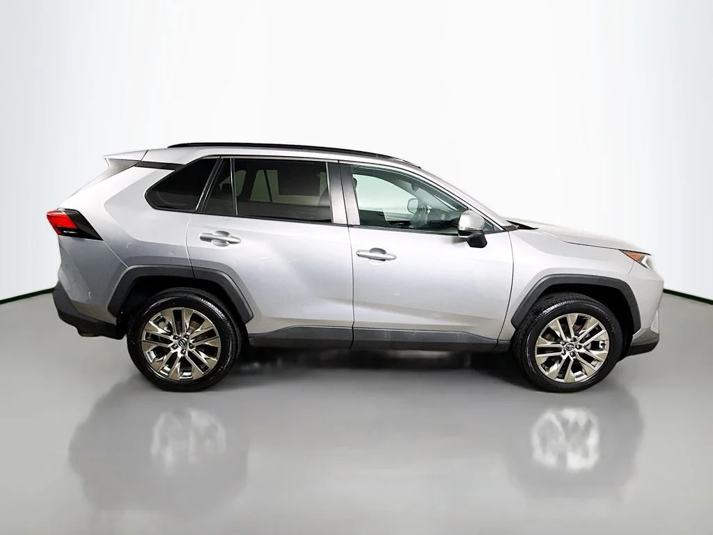 Used 2020 Silver Sky Metallic Toyota XLE Premium image 8
