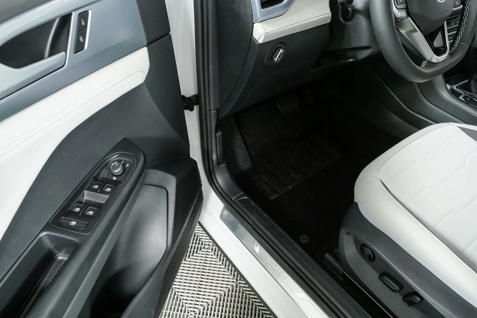 New 2026 Pure White Volkswagen SE image 7