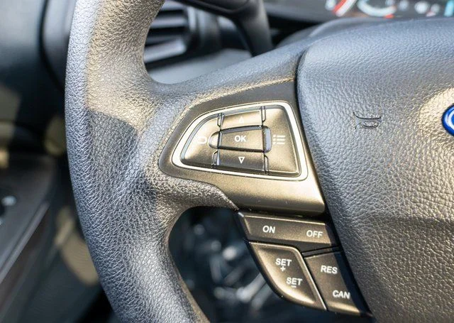 Used 2022 Diamond White Ford SE image 21