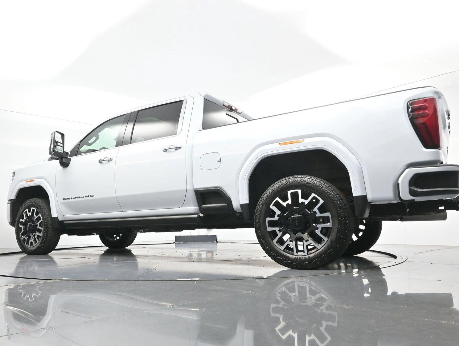 Used 2026 Glacier White Tricoat GMC Denali Ultimate image 52