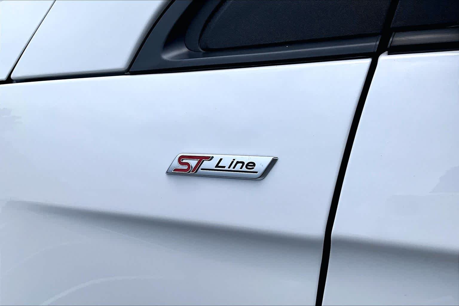 Used 2023 Star White Metallic Tri-Coat Ford ST-Line image 9