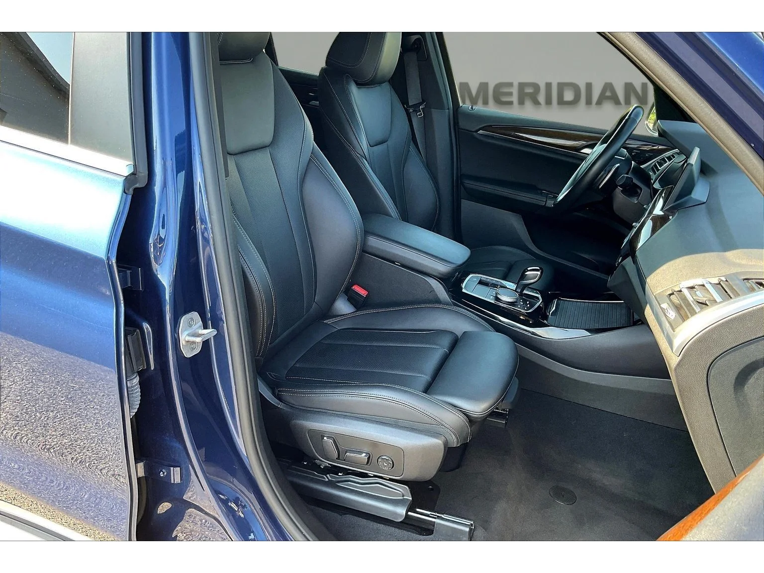 Used 2024  BMW sDrive30i image 6