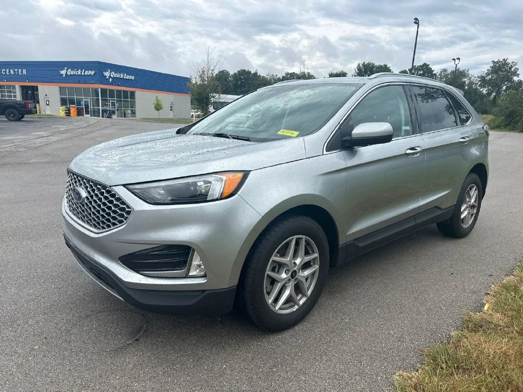 Used 2024 Silver Ford SEL image 4