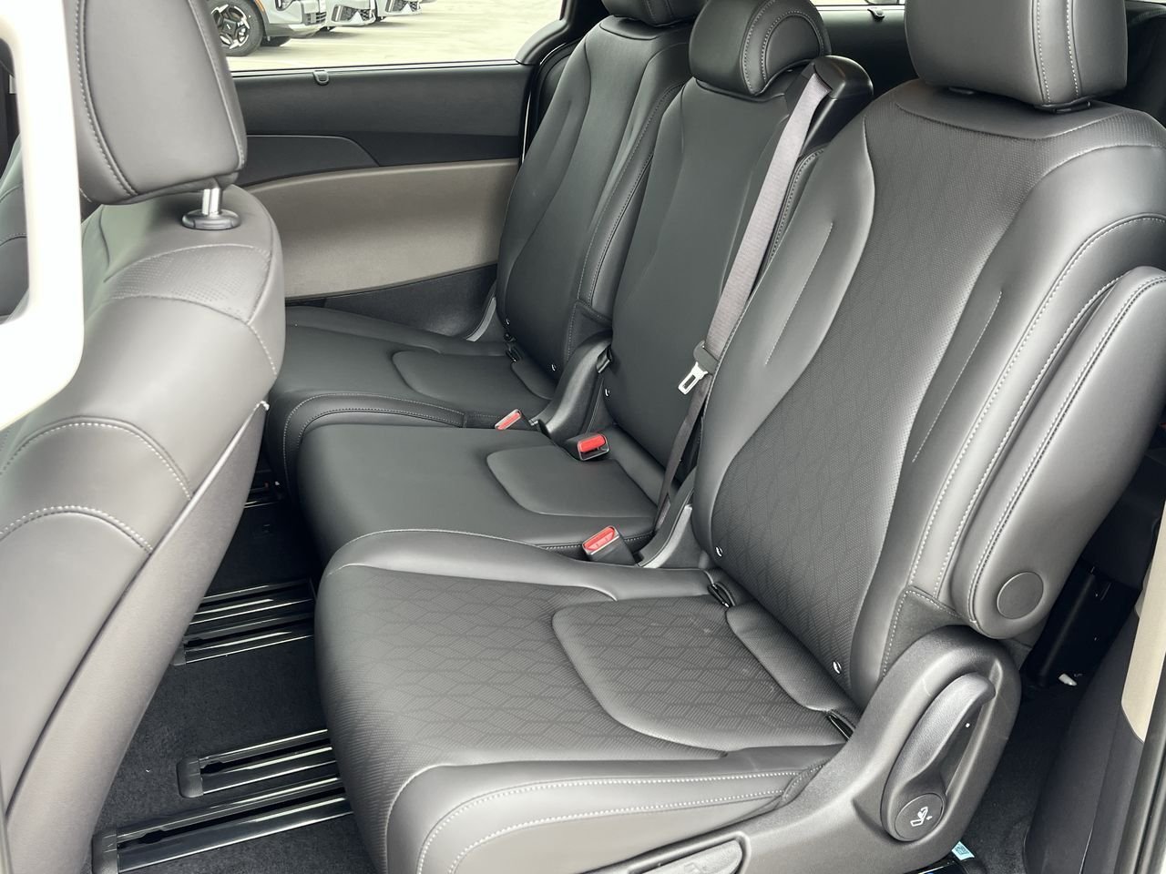 New 2026 Snow White Pearl Kia EX image 24
