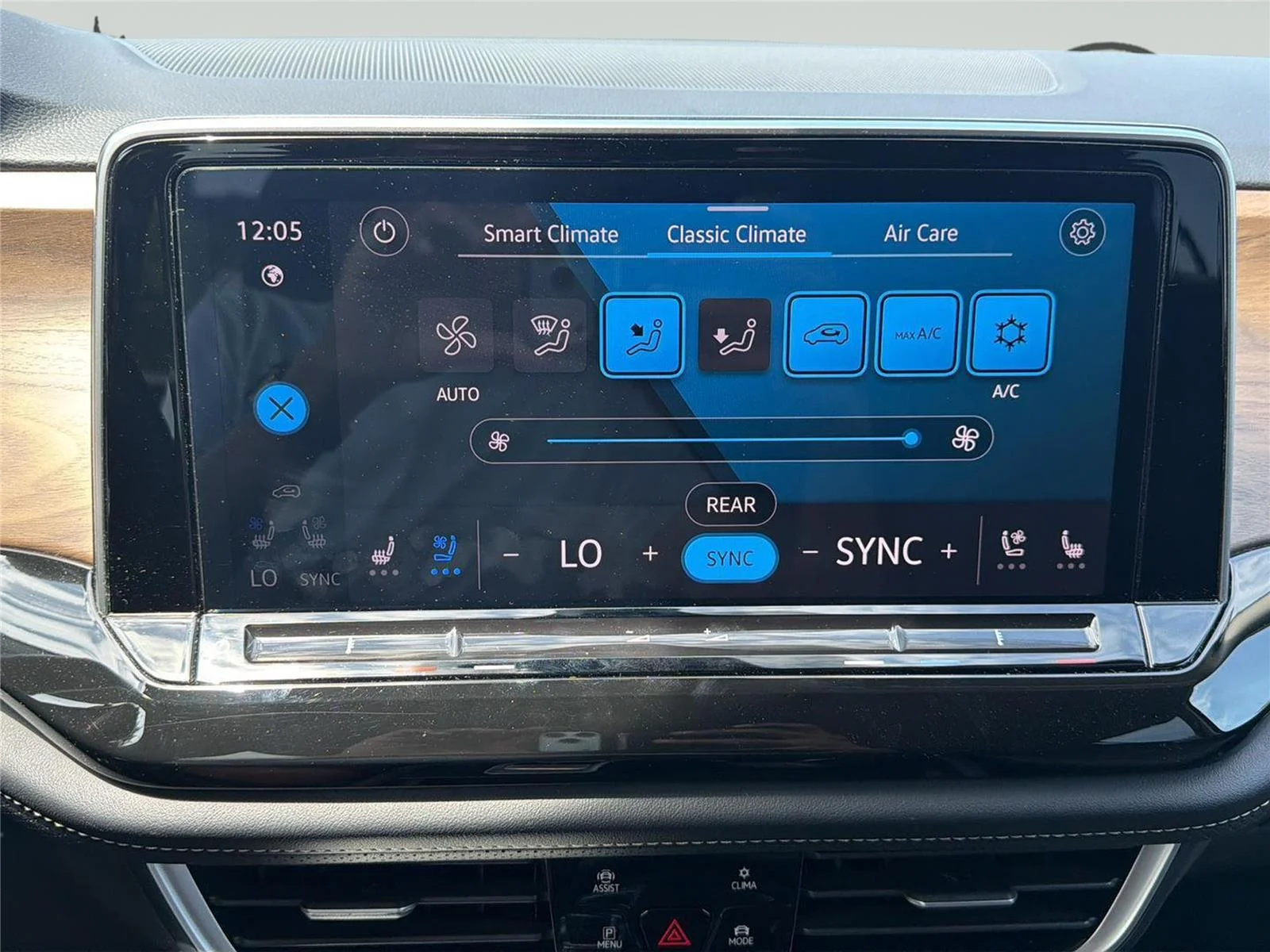 2025 Volkswagen Atlas SE w/Tech - Photo 15