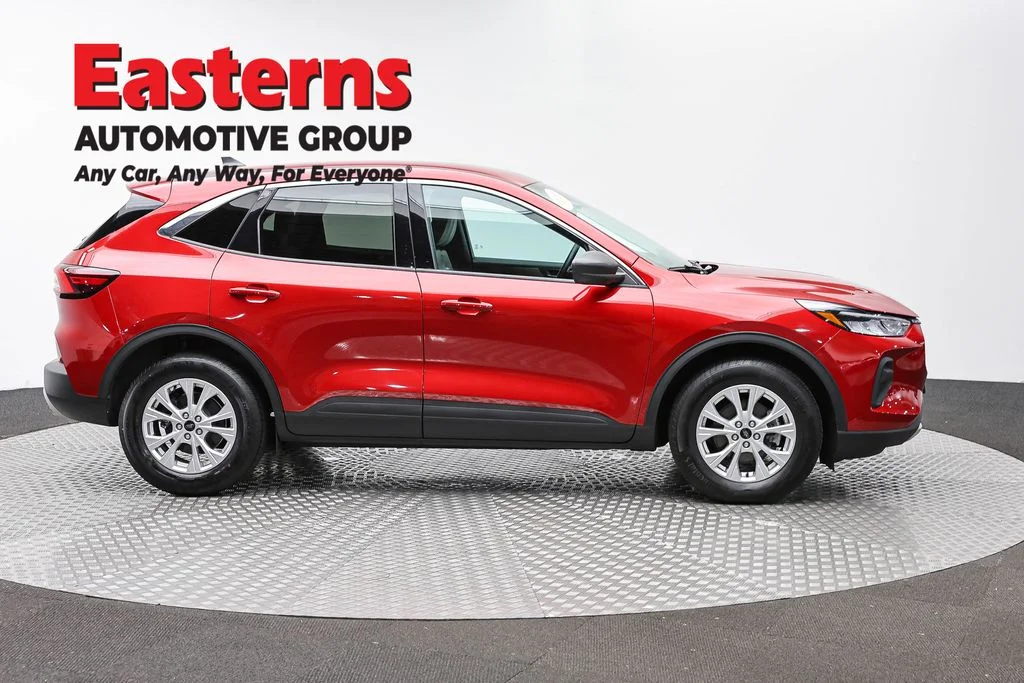 Used 2023 Red Ford Active image 4
