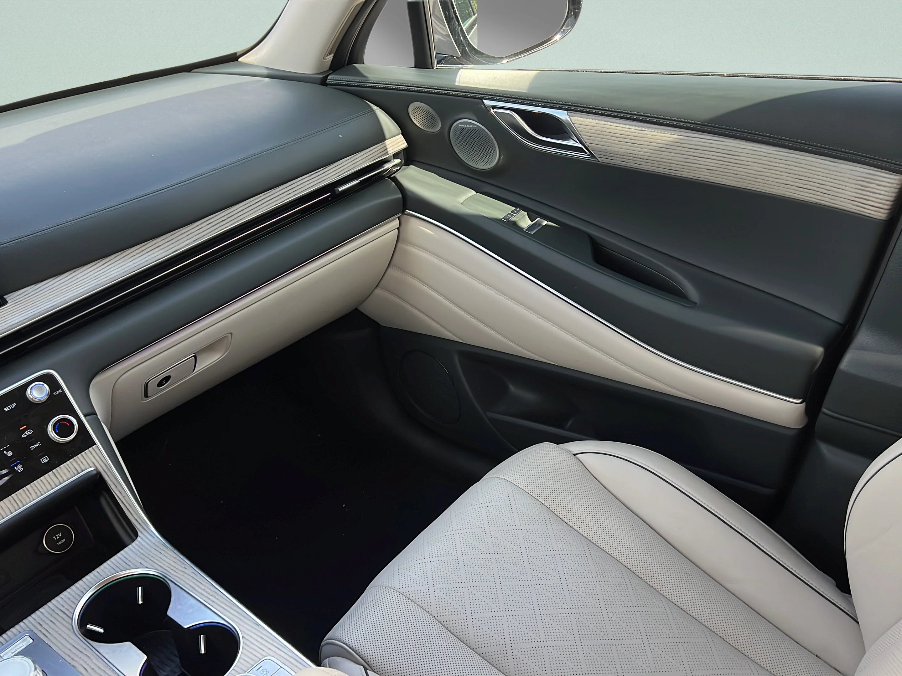 Used 2025 Savile Silver Genesis 2.5T Prestige image 13