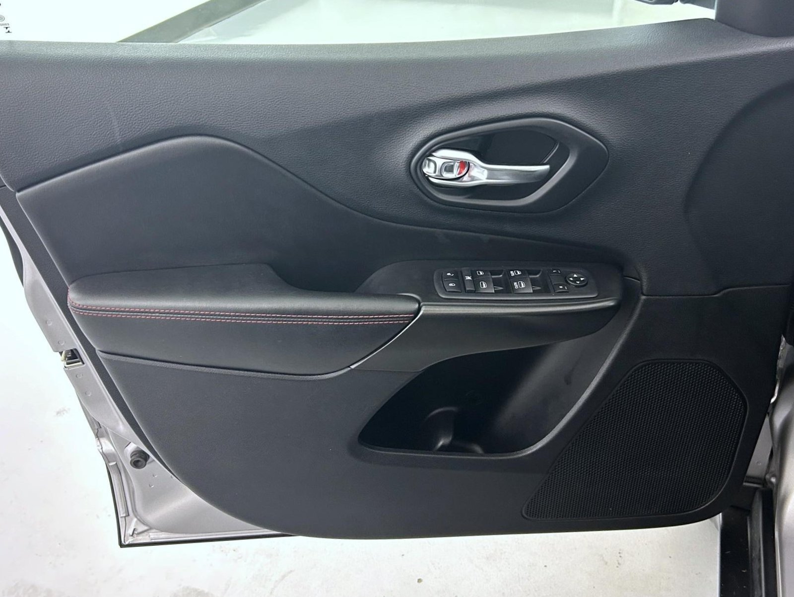 Used 2019 Billet Silver Metallic Jeep Trailhawk image 9