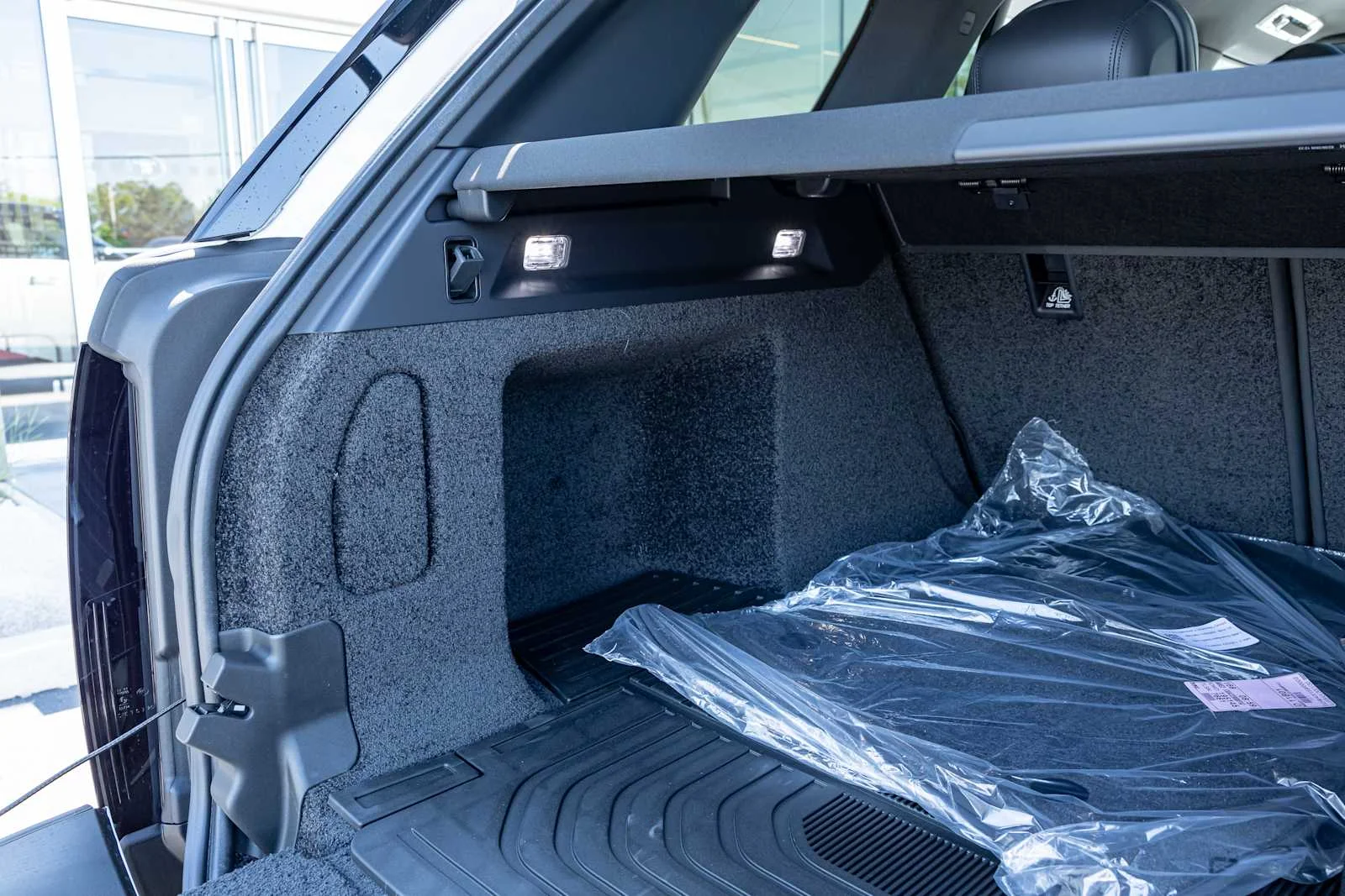 New 2026 Fuji White Land Rover SE image 32