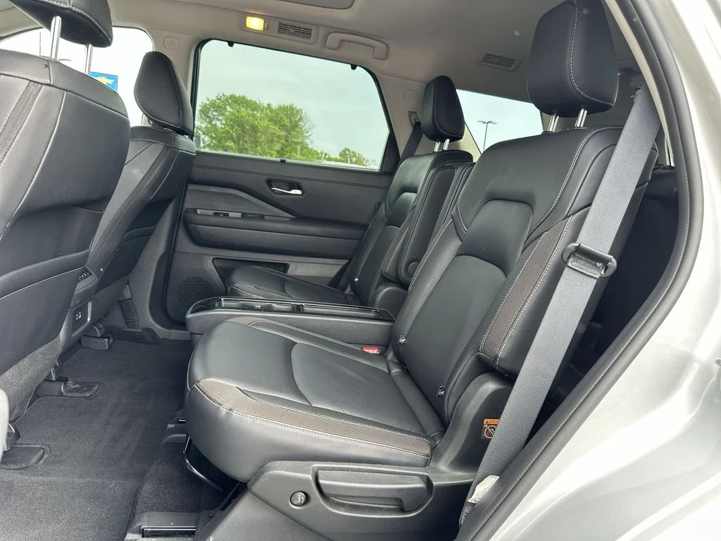 Used 2024 Silver Nissan SL image 29