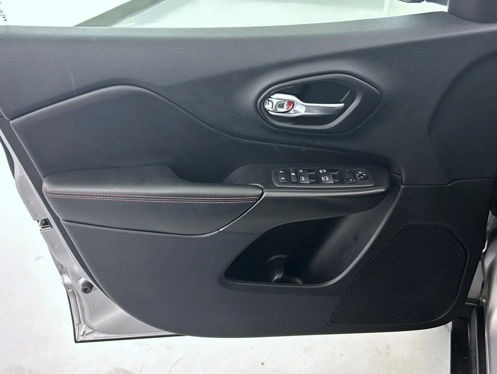 Used 2019 Silver Jeep Trailhawk image 9