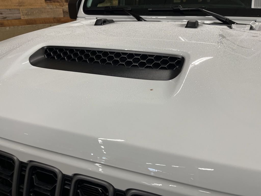 New 2026 Bright White Clear-Coat Exterior Paint Jeep Mojave image 9