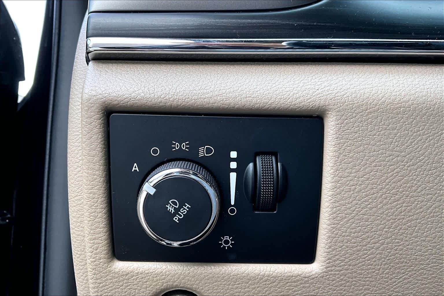Used 2020 Diamond Black Crystal Pearlcoat Jeep Limited image 28