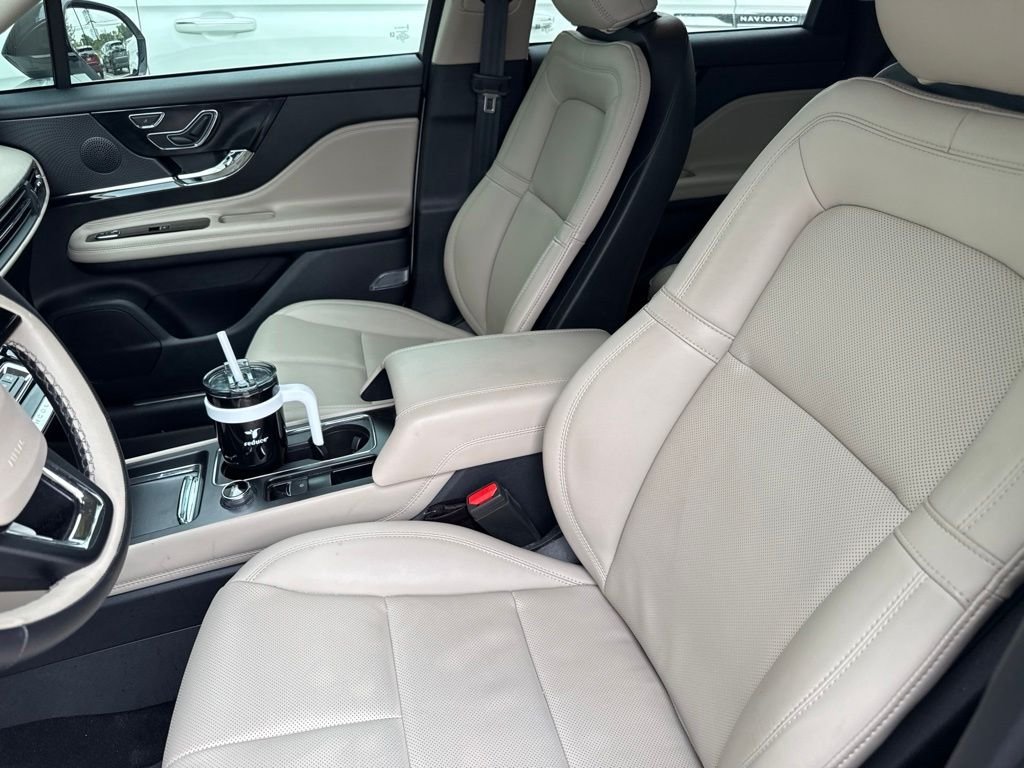Used 2025 White Metallic Lincoln Premiere image 2
