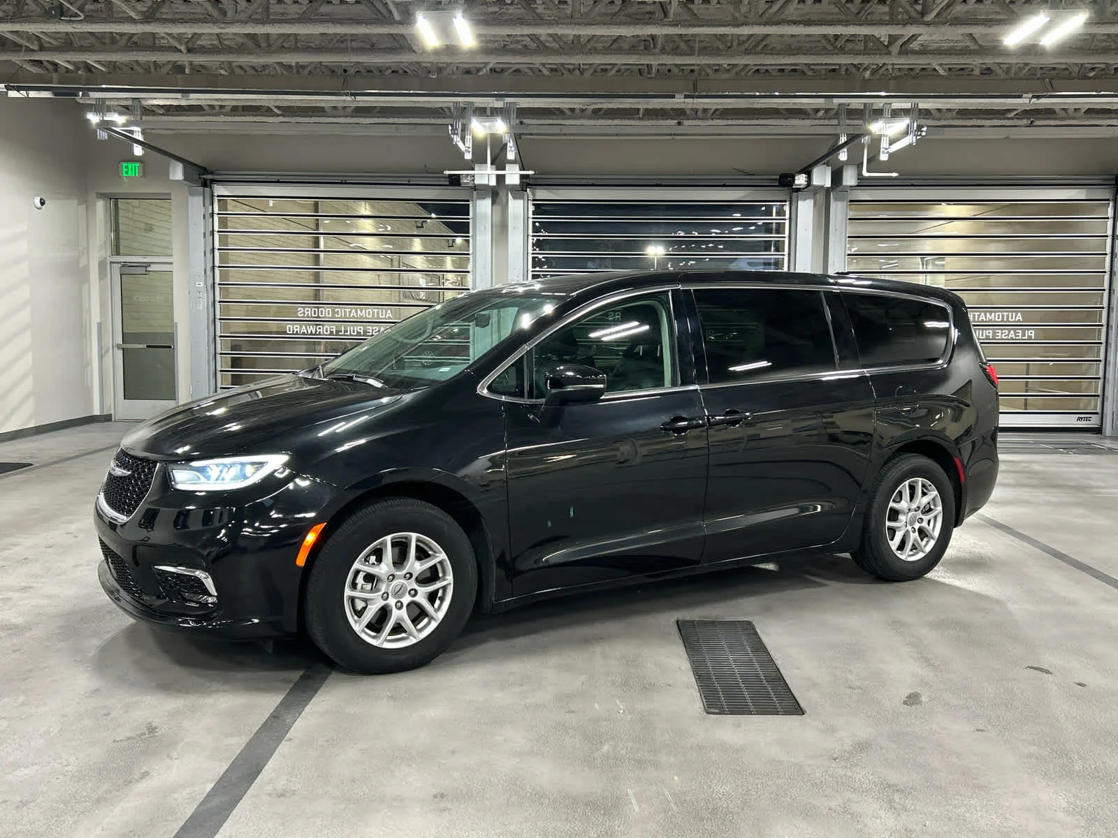 2023 Chrysler Pacifica Touring L's photo