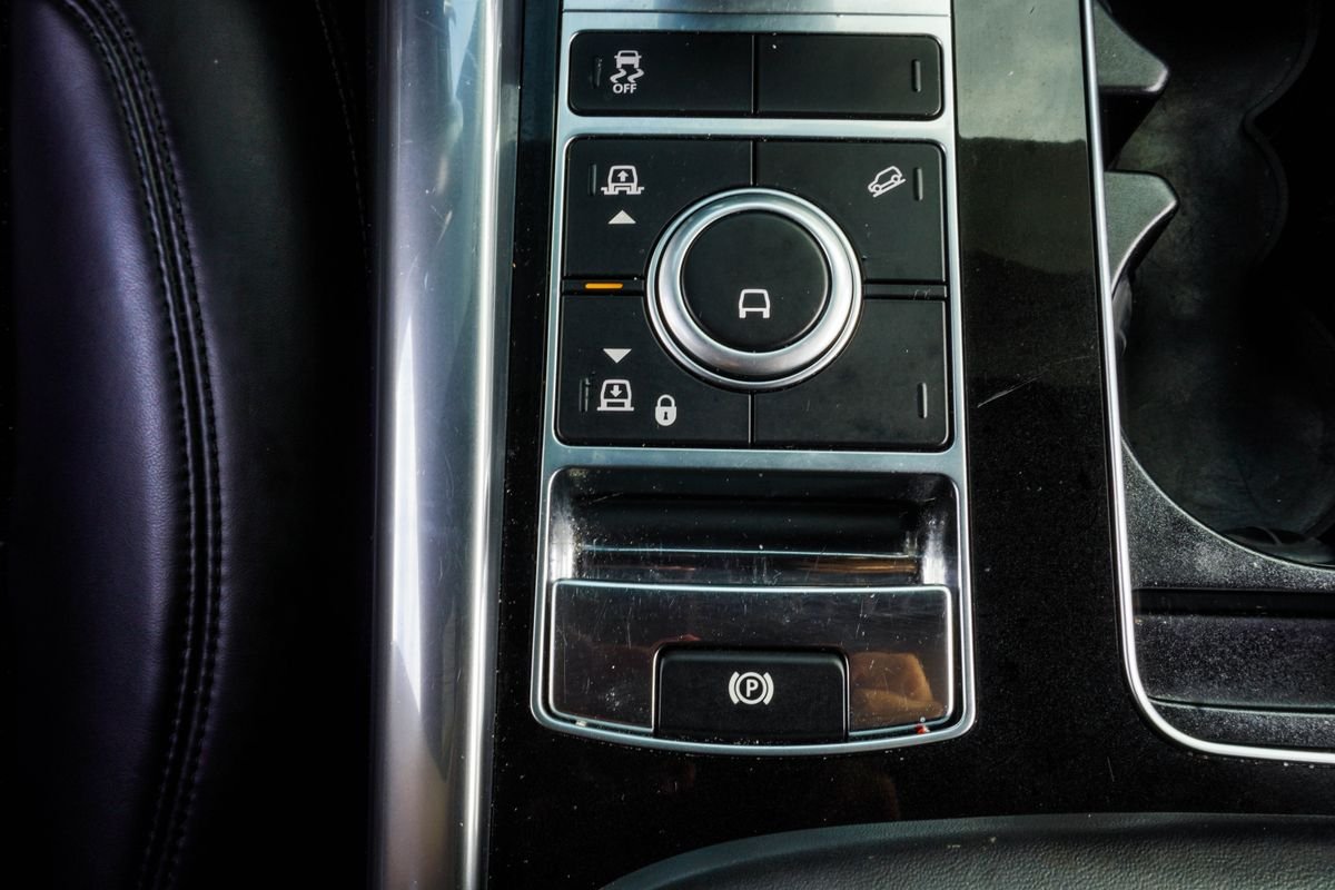Used 2022 Silver Land Rover HSE Silver Edition image 22