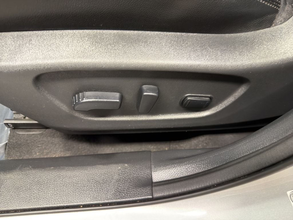 Used 2019 Silver Nissan SL image 10