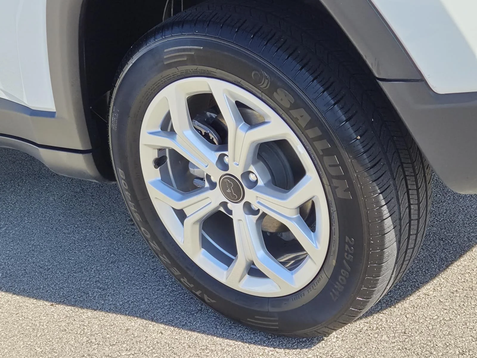 Used 2025 White/off-white Jeep Latitude 4x4 image 7
