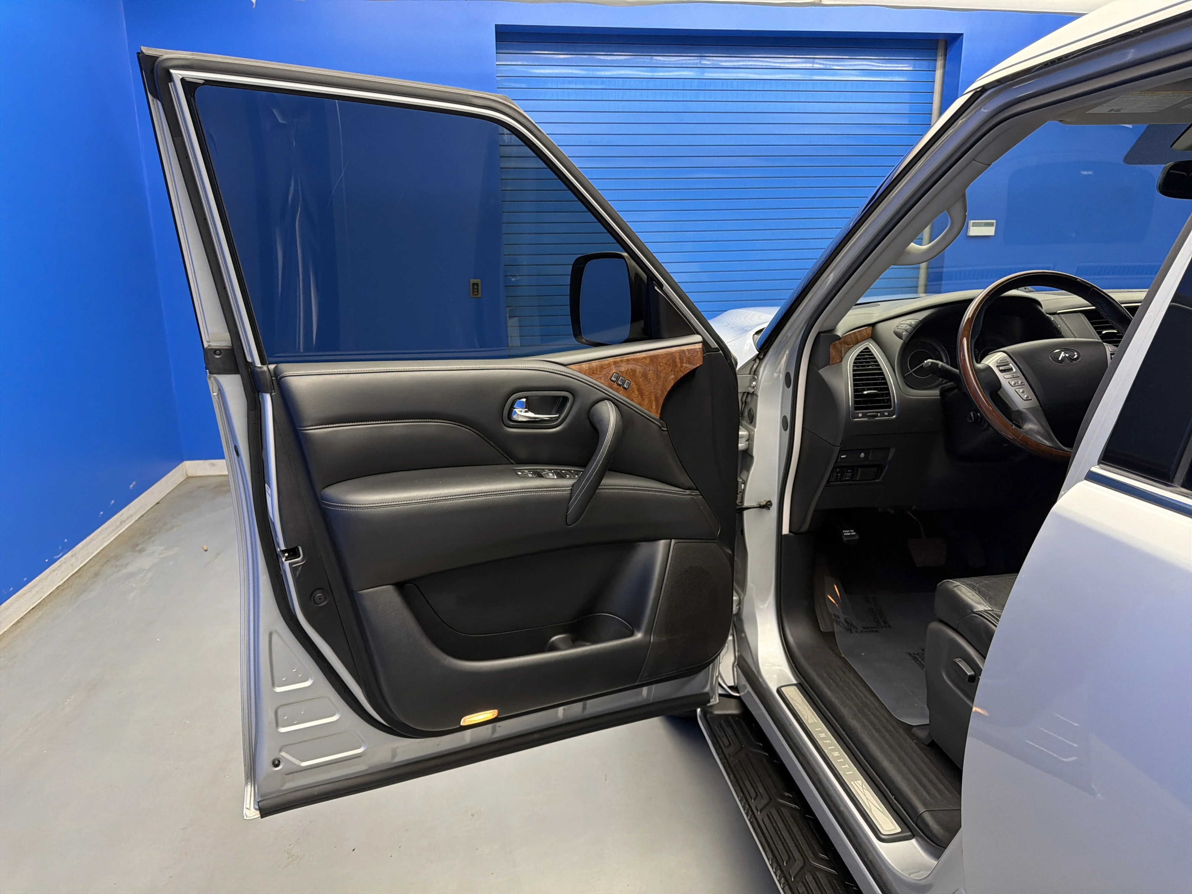 Used 2019 Liquid Platinum INFINITI LUXE image 10