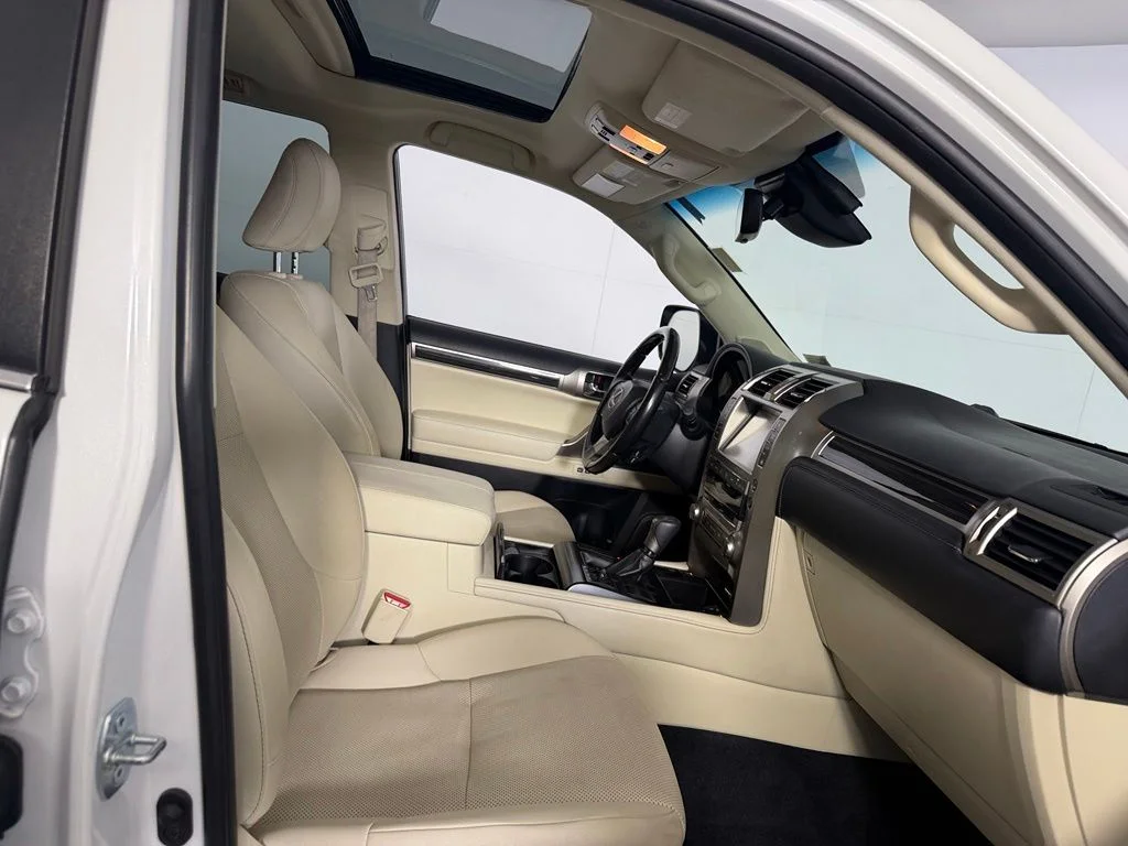 Used 2021  Lexus 460 image 29