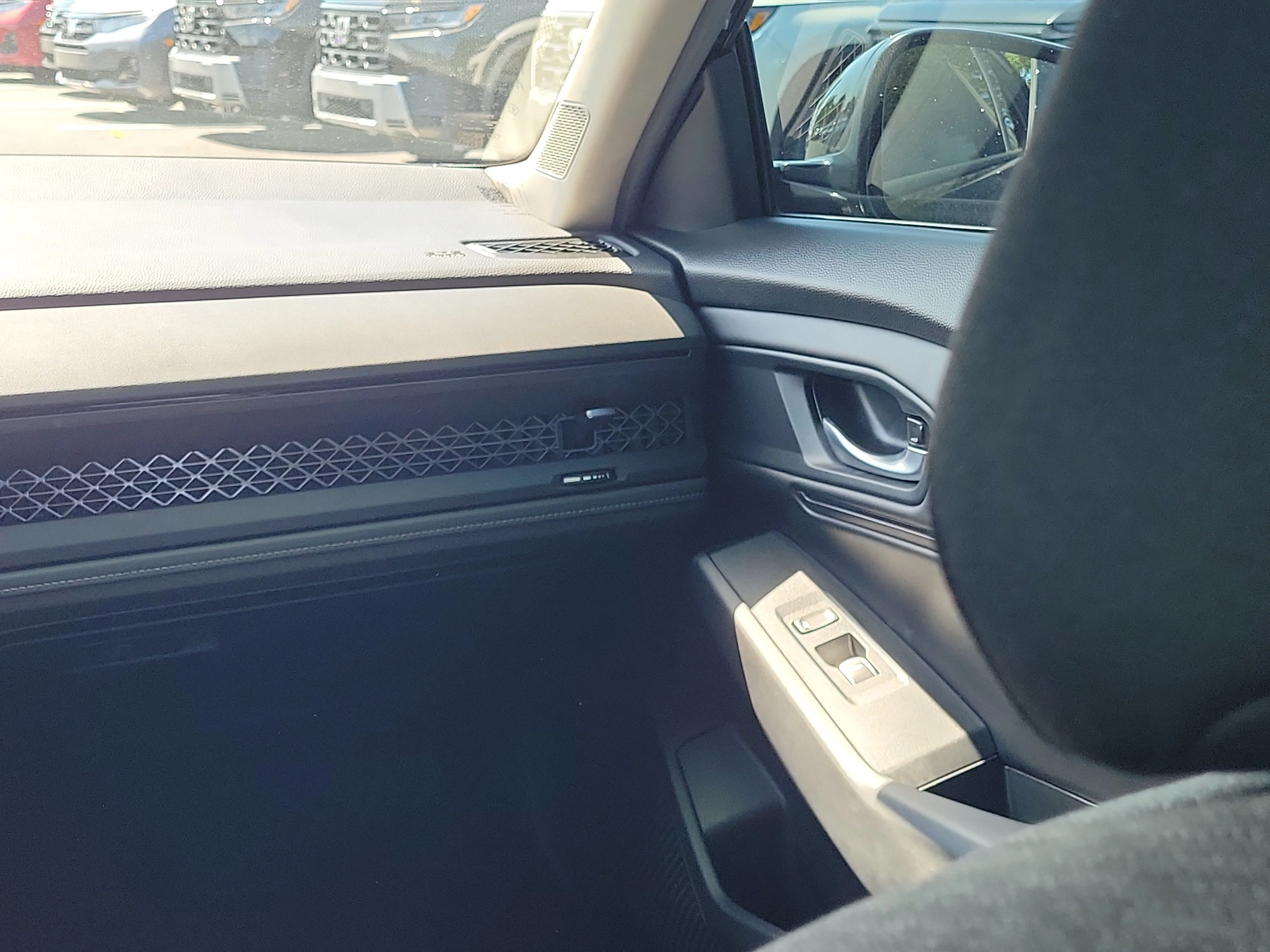 Used 2025 Black Honda SE image 4