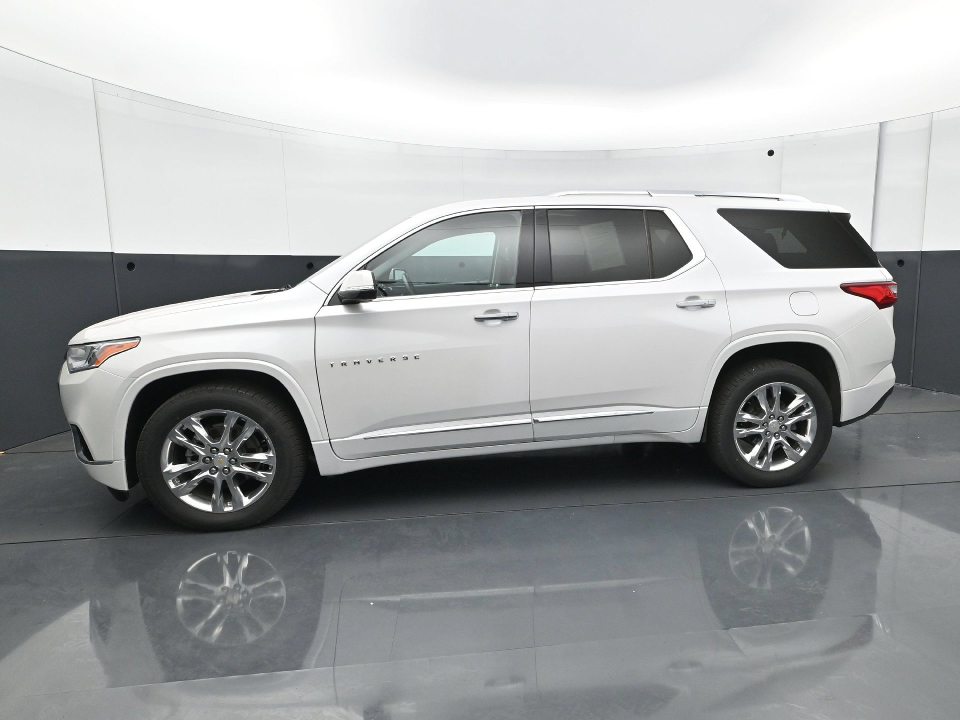 Used 2021 Chevrolet Traverse High Country with VIN 1GNEVNKW6MJ260190 for sale in White Bear Lake, Minnesota