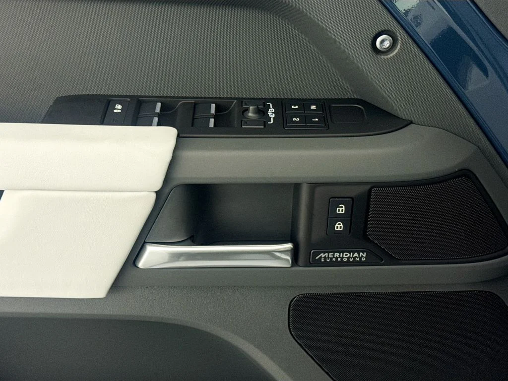 New 2026 Tasman Blue Land Rover X-Dynamic SE image 17