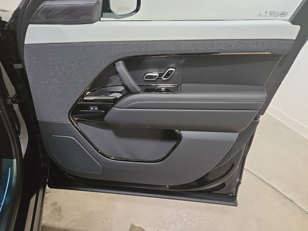 New 2027 Santorini Black Land Rover Dynamic SE image 29
