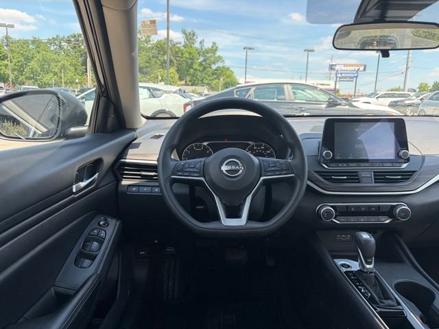 Used 2025 Super Black Nissan 2.5 SV image 3