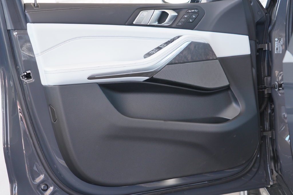 New 2027 Gray Metallic BMW xDrive40i image 9