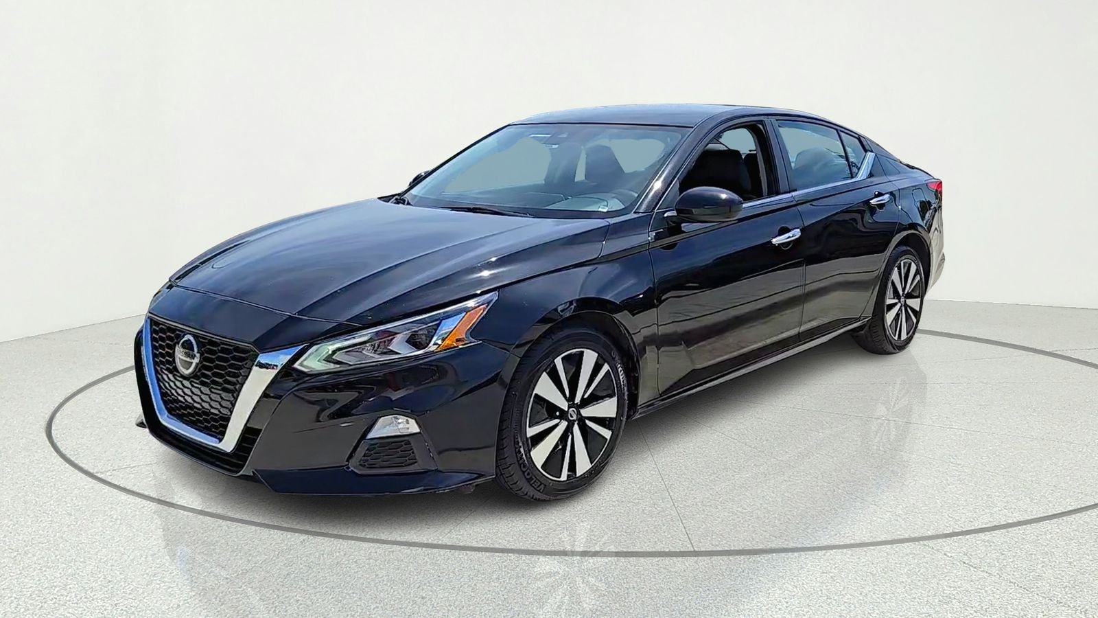 Used 2022 Black Nissan 2.5 SV image 3