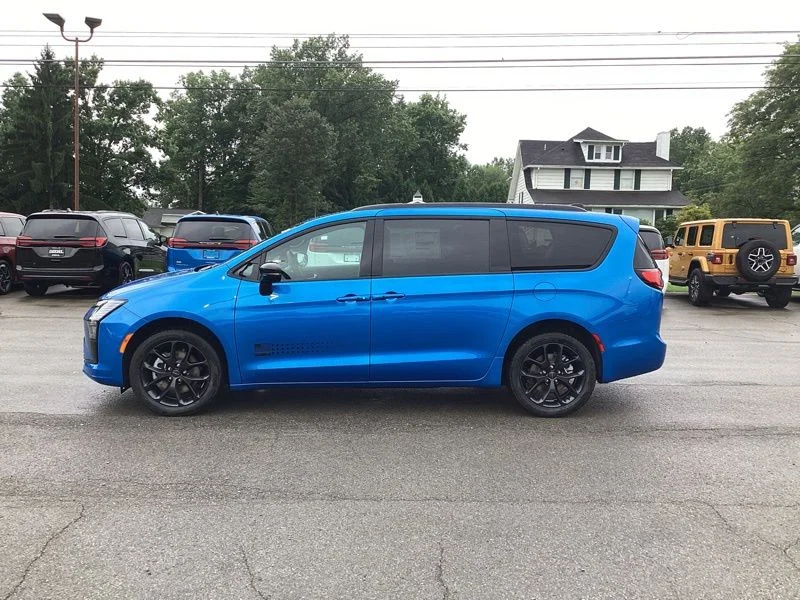 New 2027 Hydro Blue Pearl-Coat Exterior Paint Chrysler Select image 4