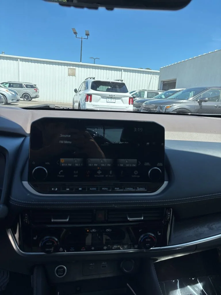 Used 2023 Silver Nissan Platinum image 14