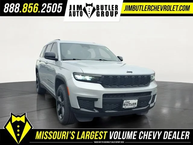 Used 2021 Silver Jeep Altitude 4x4 image 25