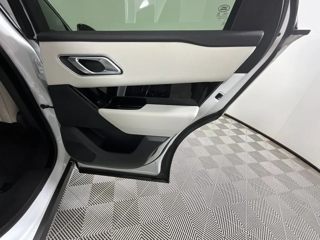 Used 2023 White Land Rover R-Dynamic S MHEV image 25