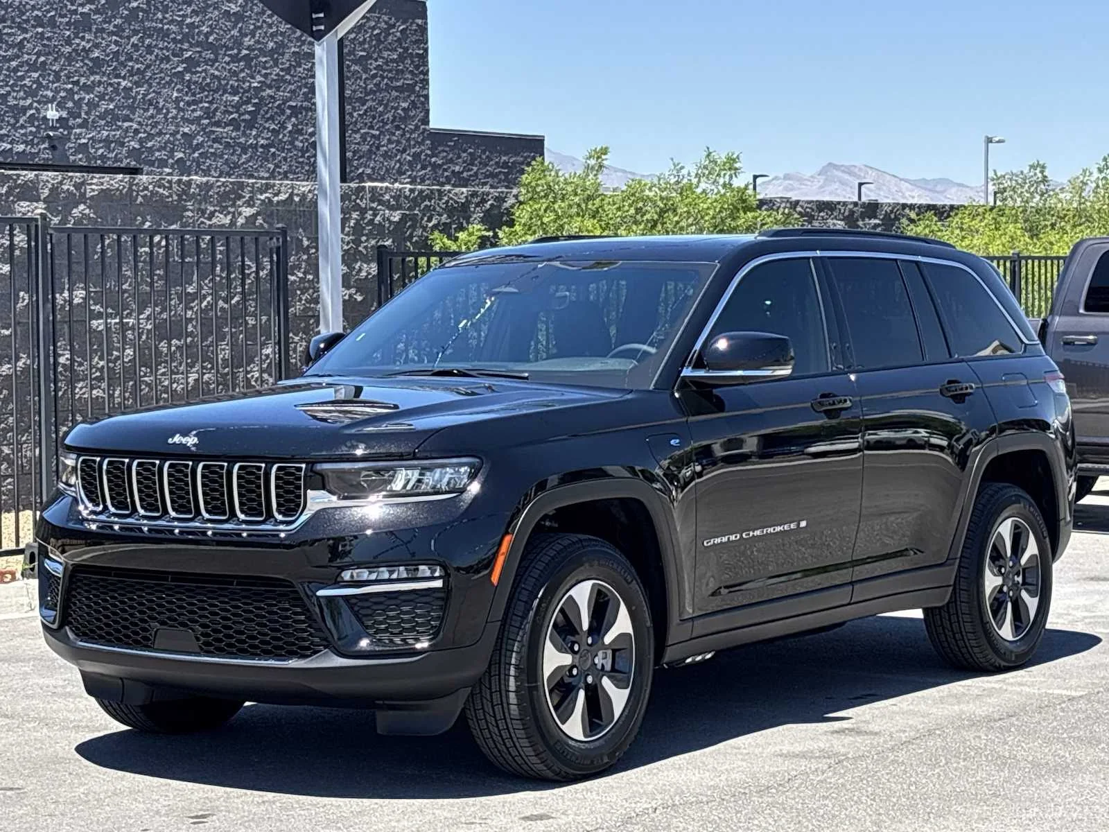 Used 2025 Diamond Black Crystal Pearlcoat Jeep  image 4