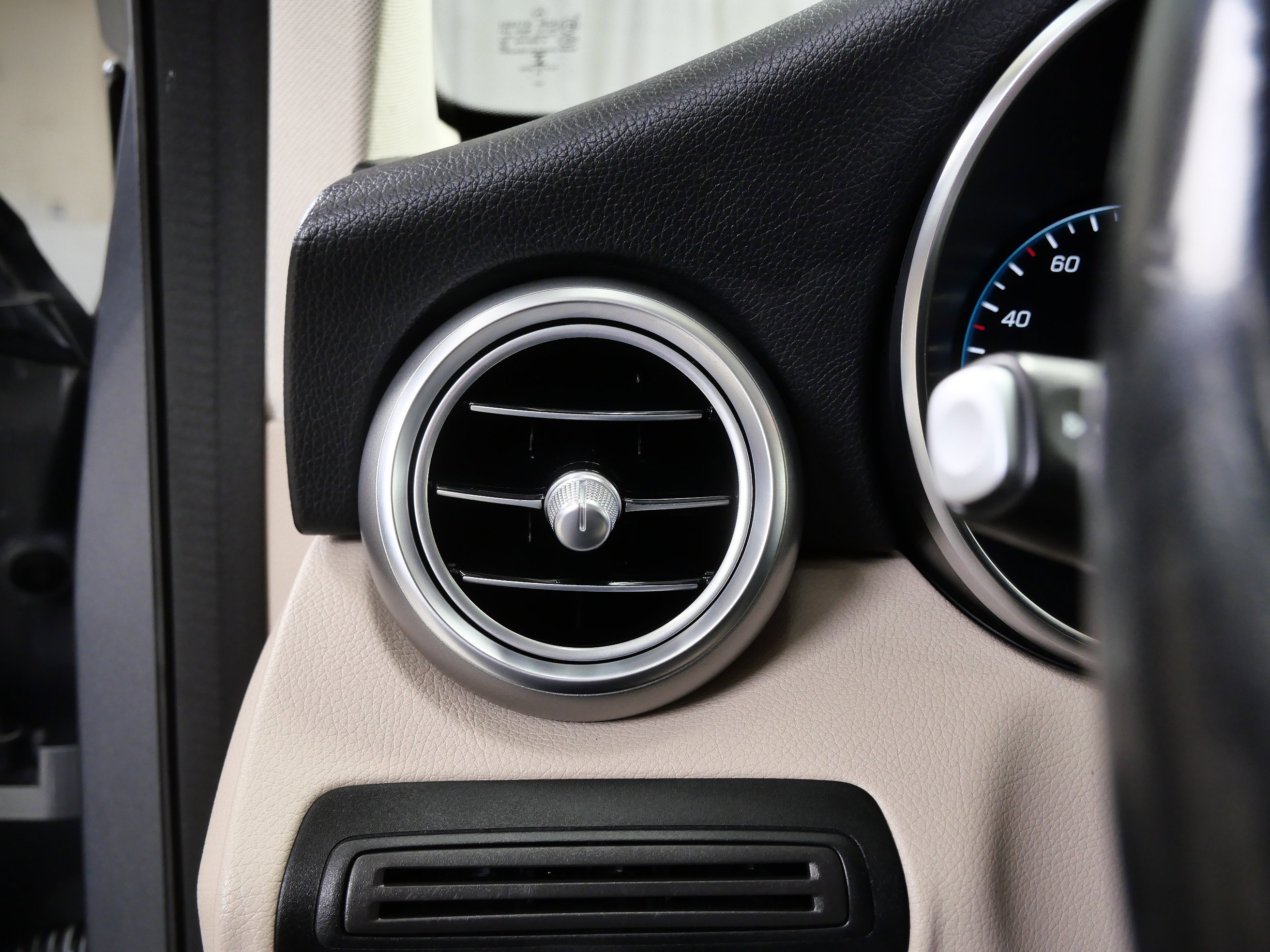 Used 2022 Selenite Grey Metallic Mercedes-Benz GLC 300 image 24