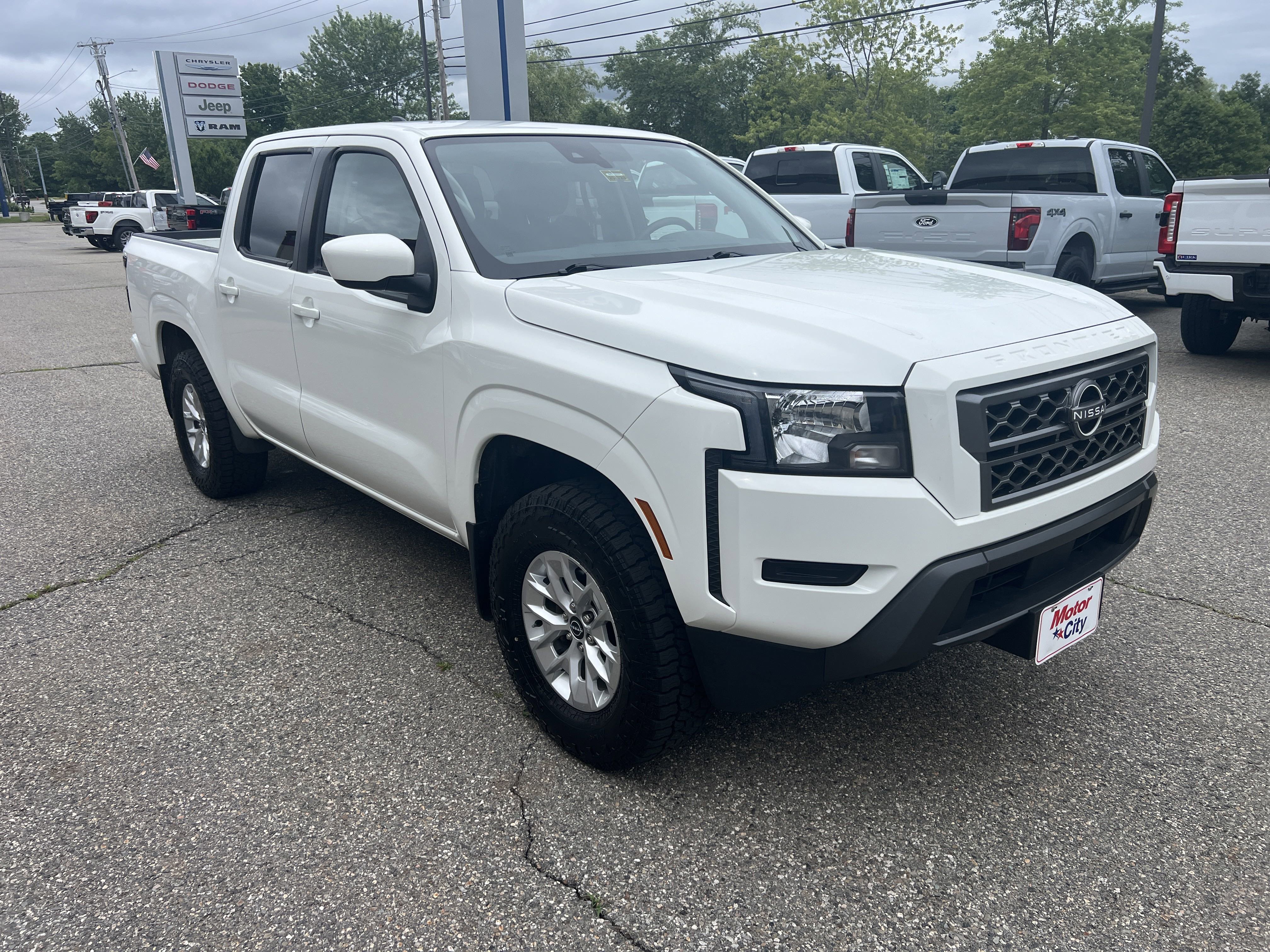 Used 2024 Glacier White Nissan SV image 3