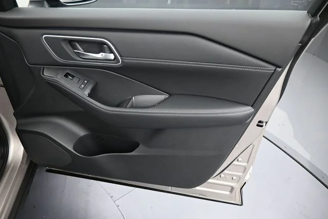 New 2026 Champagne Silver Metallic / Super Black Two-tone Nissan Platinum image 12