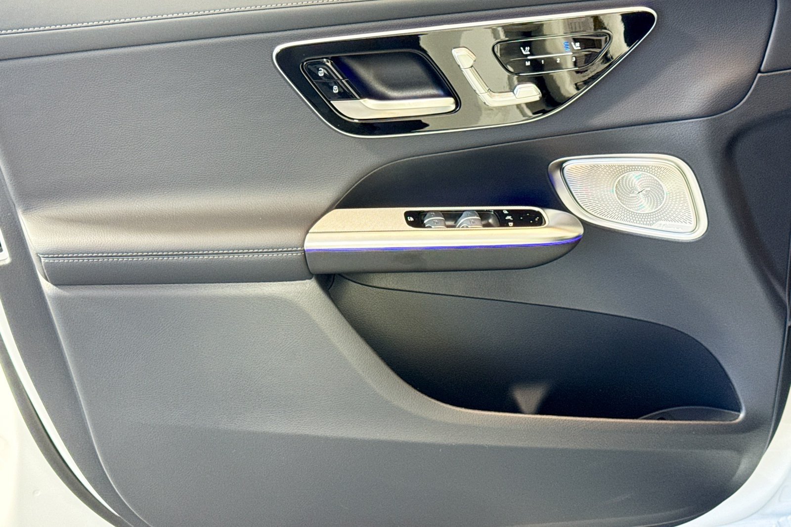 New 2026 Polar White Mercedes-Benz GLC 300 image 16