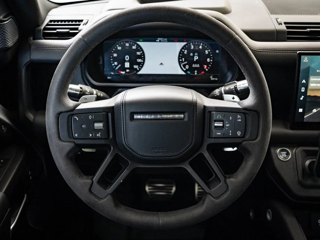 Used 2022 White Land Rover V8 image 4
