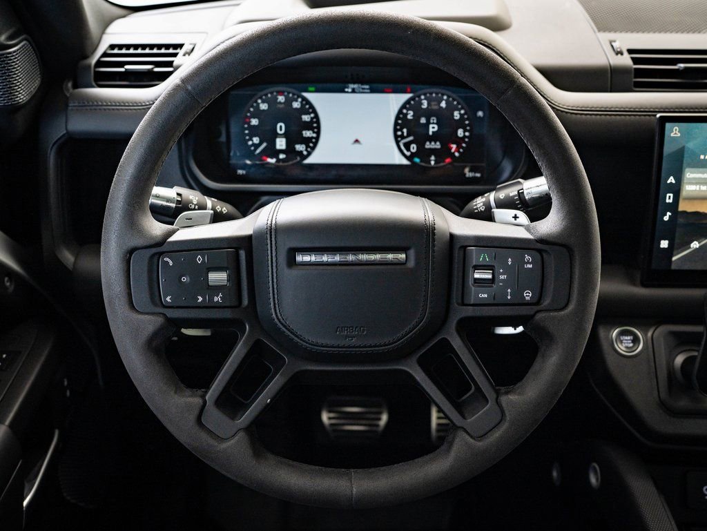 Used 2022 White Land Rover V8 image 4