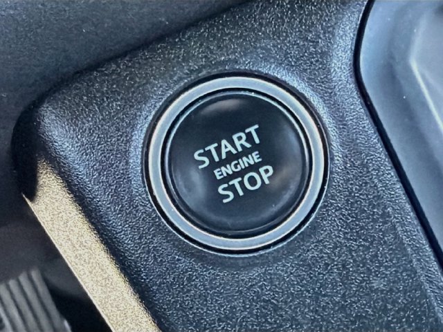 Used 2023  Land Rover SE image 37