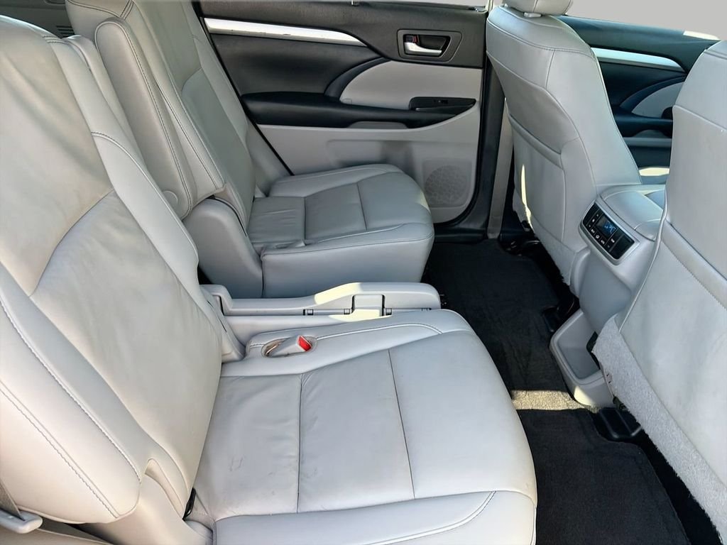 Used 2019 Silver Toyota XLE image 14