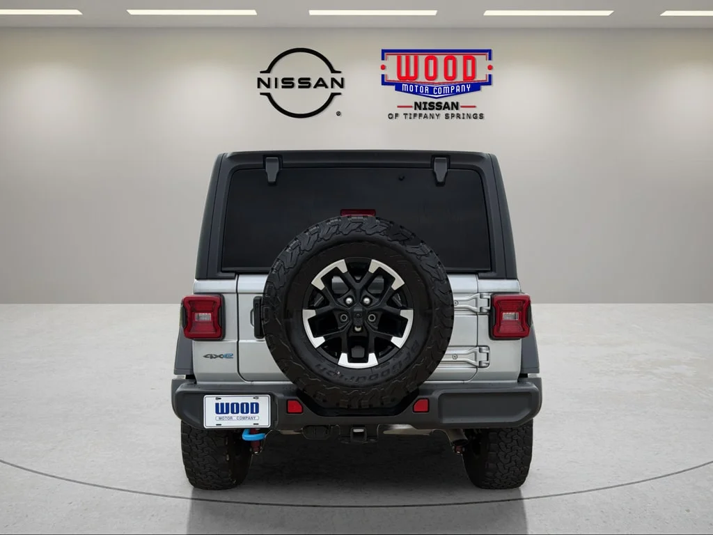 Used 2024 Silver Zynith Clearcoat Jeep Rubicon image 3