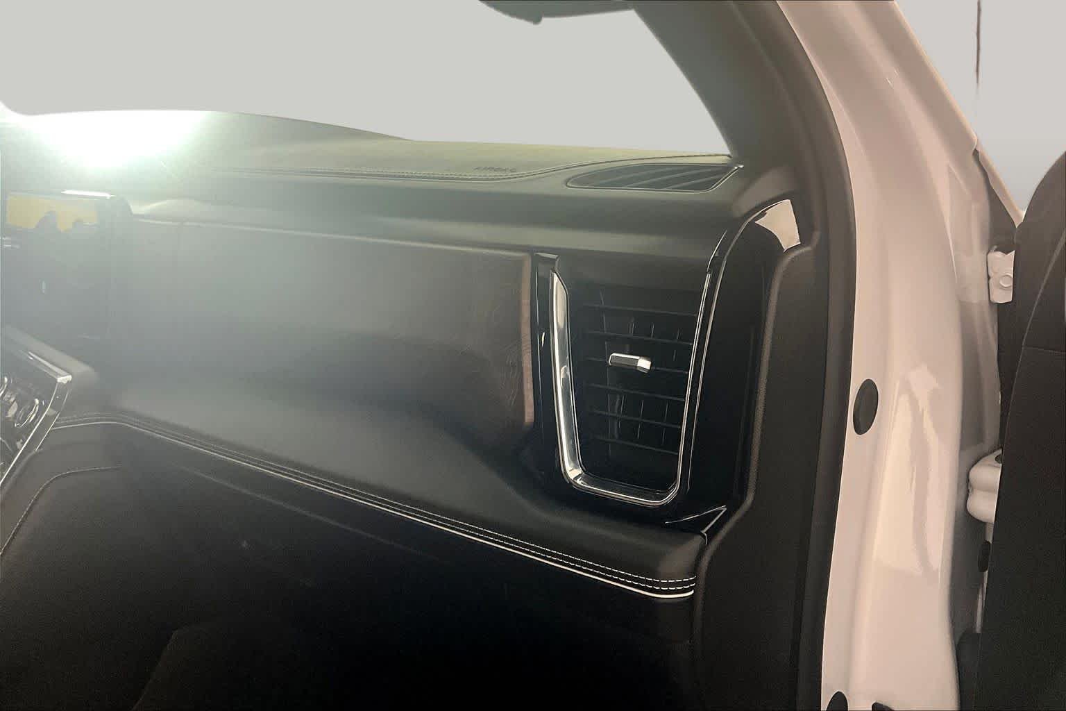 Used 2024 White Frost Tricoat GMC Denali Ultimate image 19