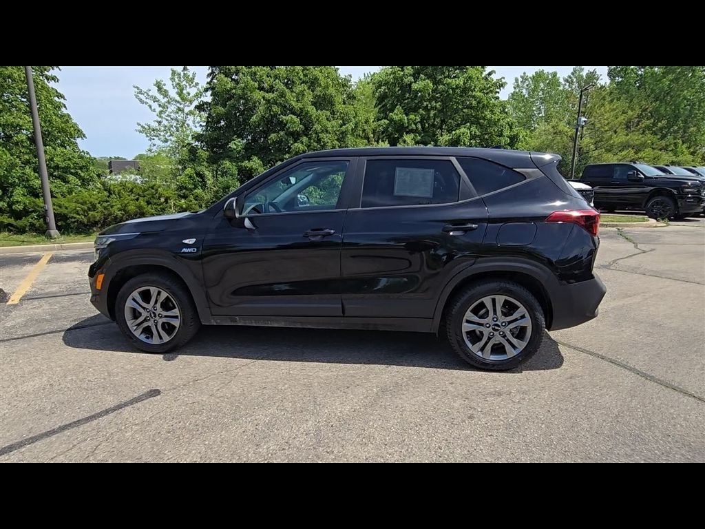 Used 2022 Black Kia LX image 5