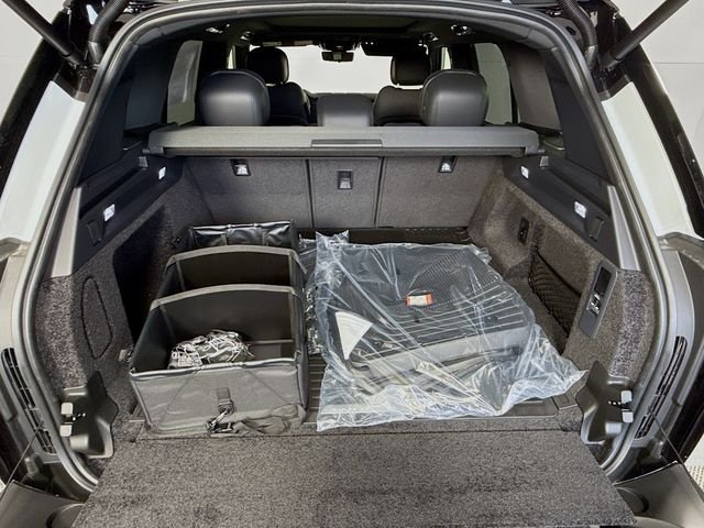 New 2026 Fuji White Land Rover SE image 28