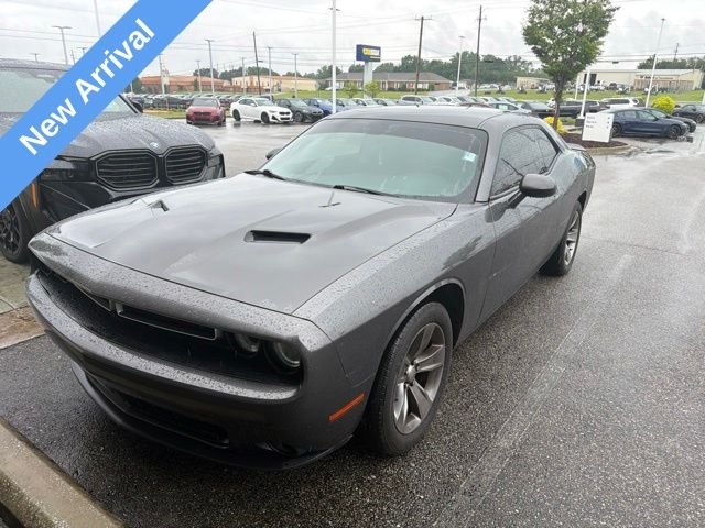 Used 2019 Gray Dodge SXT image 1